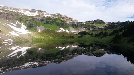 Reflejo-De-Los-Lagos-Alpinos-De-Montaña-En-Canadá