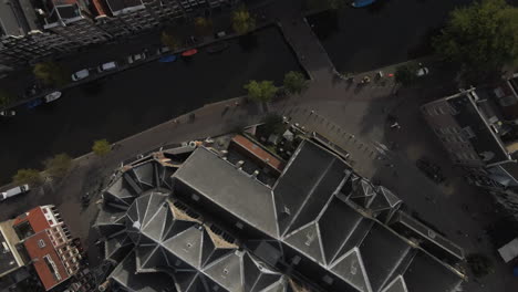 Top-Aufnahme-Der-Struktur-Des-Daches-Der-Alten-Kirche-An-Einem-Sonnigen-Tag-In-Amsterdam