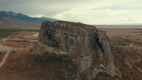 órbita-Aérea-De-Una-Mesa-En-Utah