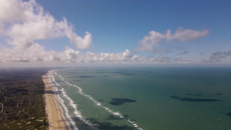 Vista-Aérea-De-La-Costa-Con-Olas-Y-Nubes-Del-Mar-Del-Norte-En-Dinamarca-Con-Olas-Y-Nubes