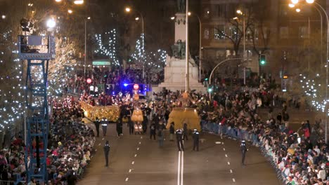 La-Gente-Se-Reúne-Para-Celebrar-A-Los-Tres-Reyes-Magos,-También-Conocido-Como-El-Desfile-De-Los-Tres-Reyes-Magos