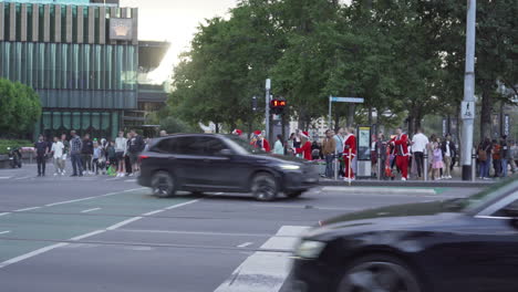 Eine-Gruppe-Von-Menschen-Im-Weihnachtsmannkostüm-Fährt-Mit-Motorrollern-Durch-Die-Straßen-Von-Melbourne,-Australien