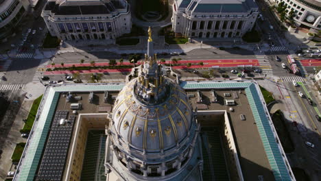 Ayuntamiento-De-San-Francisco,-Vista-Aérea-De-La-Cúpula-Y-La-Torre,-Volando-Sobre-Un-Punto-De-Referencia-En-Un-Día-Soleado