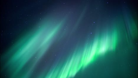 Farbenfrohe-Polarlichter-In-Echtzeit-Tanzen-Mit-Sternenhimmel-Im-Hintergrund,-Neigungsaufnahme