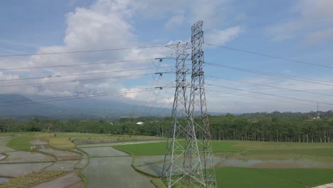 Vista-Aérea-De-La-Torre-Eléctrica-De-Alto-Voltaje-Para-Suministrar-Electricidad.