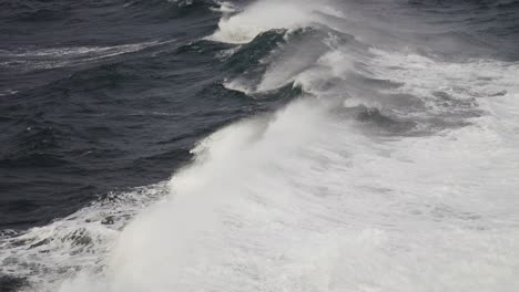 Heftige-Wellen-Im-Stürmischen-Offenen-Meer