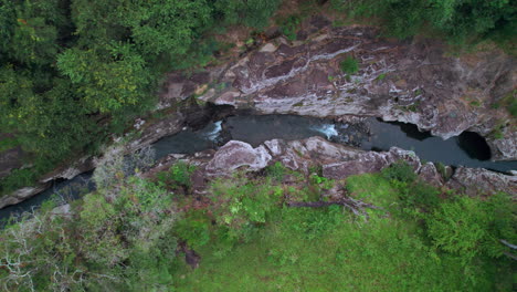 Die-Ruhigen-Cajones-De-Chame-In-Panama-Mit-üppigem-Grün-Und-Felsigem-Flussbett,-Luftaufnahme