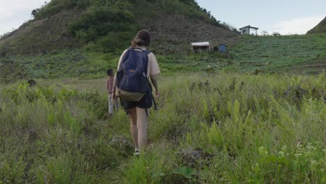 Touristen-Folgen-Der-Einheimischen-Bevölkerung-In-Der-Ländlichen-Bergregion-Mit-Hohem-Gras-In-Cebu,-Philippinen