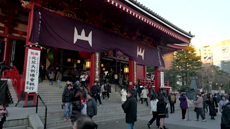 Busy-sunset-at-Senso-ji-Shrine-in-Tokyo-with-crowds-of-tourists