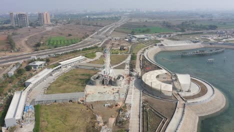 Vista-De-Drones-Del-Lago-Rajkot-Atal-El-Trabajo-De-La-Cámara-De-Drones-De-La-Rueda-Gigante-Está-Sucediendo-En-Frente,-Nuevo-Hipódromo-De-Rajkot,-Atal-Sarovar