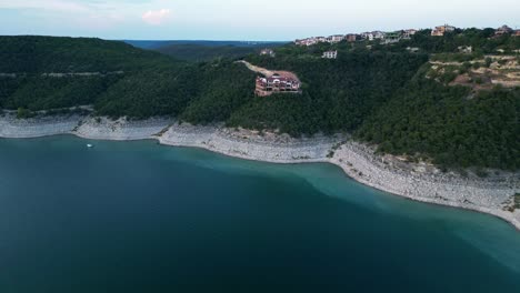 Der-Stausee-Lake-Travis-Wurde-Zur-Abschwächung-Von-Überschwemmungen-Gebaut-Und-Ist-Für-Sein-Klares-Wasser-Bekannt