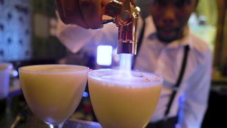 Un-Barman-Negro-Está-Usando-Un-Soplete-Para-Prender-Fuego-A-Las-Bebidas-En-Un-Bar-De-Propiedad-Negra-En-La-Ciudad