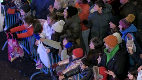 Las-Familias-Asisten-Al-Desfile-De-Los-Reyes-Magos,-También-Conocido-Como-El-Desfile-De-Los-Reyes-Magos.