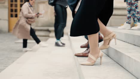 Nahaufnahme-Von-Füßen-Und-Eleganten-Schuhen,-Die-Im-Cour-Royale-Des-Schlosses-Versailles-In-Paris,-Frankreich,-Die-Treppe-Hinuntergehen