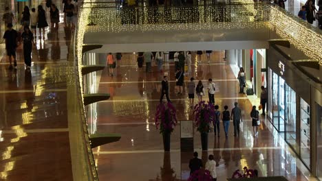 Käufer-Beim-Schaufensterbummel-Im-Wahrzeichen-The-Shoppes-Shopping-Centre-Im-Marina-Bay-Sands,-Singapur