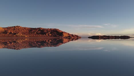 Cielo-Perfectamente-Reflejado-En-El-Agua-Del-Lago,-Bolivia-Altiplano-Roca-Dorada