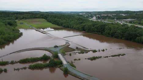 Las-Inundaciones-Cubren-Los-Campos-Después-De-Que-Un-Aguacero-Histórico-Destruyera-Carreteras-Y-Propiedades-Recreativas.