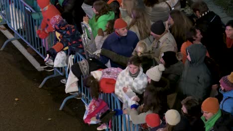 Spanish-families-and-spectators-gather-to-celebrate-the-Three-Wise-Men,-also-known-as-the-Three-Kings-Parade