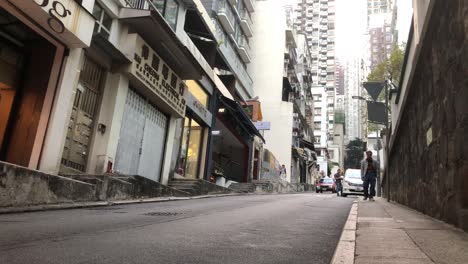 El-Hombre-Camina-Por-La-Acera-En-El-área-De-Sheung-Wan-De-La-Isla-De-Hong-Kong.