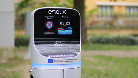 Wallbox-Y-Cargador-De-Coche-Eléctrico-De-La-Empresa-Enex-Que-Suministra-Electricidad-Verde