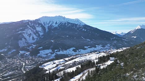 Ein-Winterliches-Dorf-Im-Tal,-Umgeben-Von-Bergen