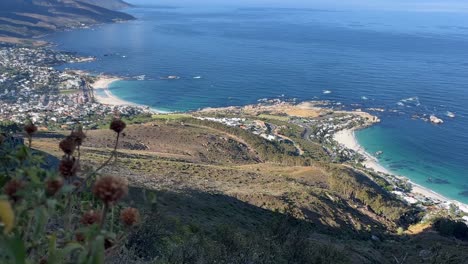 Ciudad-Del-Cabo,-Sudáfrica-Y-El-Océano-Visto-Desde-La-Cima-De-La-Montaña-Lions-Head