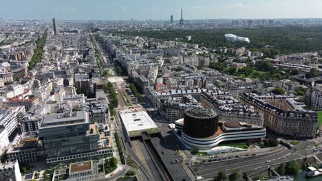 SACEM-Gebäude-Mit-Louis-Vuitton-Stiftung-Und-Eiffelturm-Im-Hintergrund,-Stadtbild-Von-Paris,-Frankreich