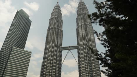 Twin-towers-Petronas-and-sky-bridge