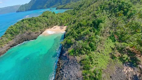 La-Belleza-Natural-De-Playa-Onda,-Samaná,-República-Dominicana---Toma-FPV-Con-Drones.