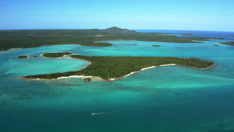 Isle-of-Pines-and-Pic-N'Ga-peak,-New-Caledonia,-in-a-stunning-aerial-parallax