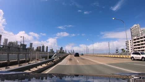 POV-Conduciendo-Sobre-El-Puente-Sundale-Hacia-Surfers-Paradise,-Gold-Coast