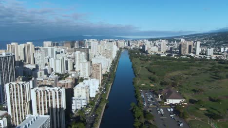 Luftaufnahme-Der-Skyline-Von-Waikiki-Und-über-Den-Ala-Wai-Kanal