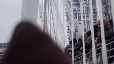 Bandera-Palestina-Ondeando-En-El-Puente-Embankment-Durante-La-Protesta-Por-El-Alto-El-Fuego