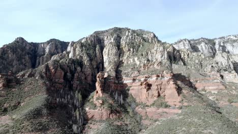 Red-Rock-Mountains-Und-Buttes-In-Sedona,-Arizona-Mit-Drohnenvideo,-Das-Sich-Im-Kreis-Bewegt