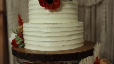 Primer-Plano-De-Un-Pastel-De-Bodas-Bellamente-Decorado