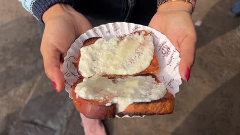 Malai-toast-served-at-Kona-Dukan-shop-in-Kolkata