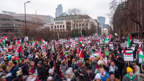 Zeitraffer-Von-Tausenden-Von-Menschen,-Die-Bei-Einem-Pro-Palästina-Protest-In-London-Marschieren