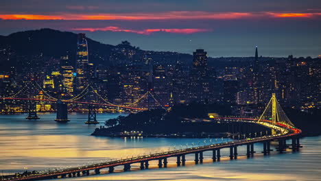 Skyline-Von-San-Francisco-Und-Bay-Bridge-–-Farbenprächtiger-Zeitraffer-Vom-Sonnenuntergang-Bis-Zur-Nacht