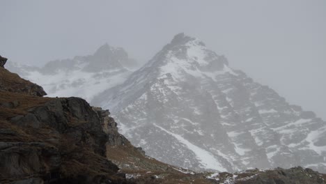 Aire-Fresco-De-Montaña-Y-Vistas-Restringidas-Desde-La-Cordillera-Alpina-Cubierta-De-Niebla