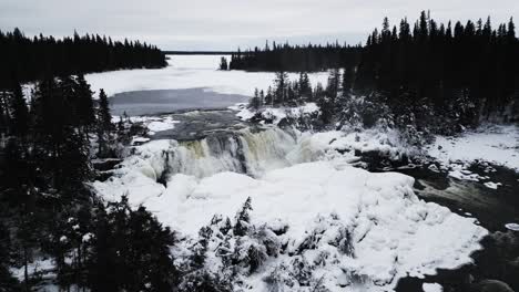 Cinematográfico-Establecer-4k-Drone-Shot-Ambiente-Naturaleza-Turismo-Viajar-Punto-De-Referencia-Congelado-Invierno-Agua-Pisew-Kwasitchewan-Falls-Cascada-Parque-Provincial-Thompson-Manitoba-Norte-ártico-Canadá-Paisaje