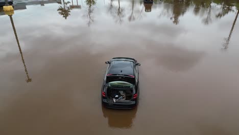 Coche-Inundado-Sumergido-Bajo-El-Agua-Después-De-Un-Desastre-Natural-Evacuación-De-Emergencia-Climática