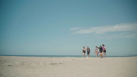 Señoras-Caminando-Hacia-La-Cámara-En-Una-Playa-De-La-Union,-Filipinas