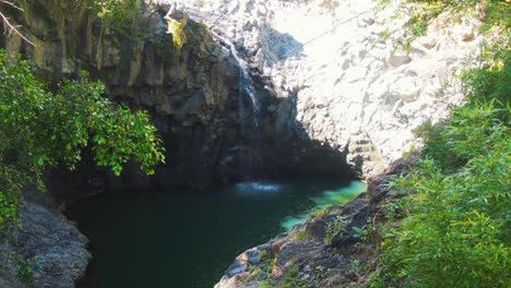 Piscina-Con-Pequeña-Cascada-En-El-Sendero-Pipiwai,-Maui,-Hawai,-Estados-Unidos