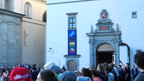 Menschenmenge-Versammelte-Sich-In-Der-Mittelalterlichen-Altstadt-Von-Vilnius-Zur-Unterstützung-Des-NATO-Gipfels-2023,-Der-In-Der-Litauischen-Stadt-Abgehalten-Wurde