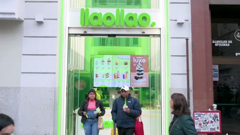 Se-Ve-A-Los-Clientes-Saliendo-De-La-Tienda-Llaollao-De-La-Marca-Española-De-Franquicia-De-Yogur-Helado-En-España