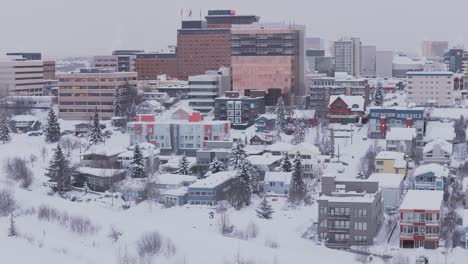 Anclaje-Aéreo-Nieve-Fría-Edificios-Del-Paisaje-De-La-Ciudad-Congelada-En-Alaska,-EE.UU.