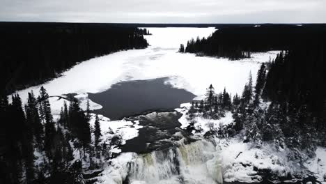 Revelación-Lenta-4k-Drone-En-Toma-De-Entorno-Naturaleza-Turismo-Viaje-Punto-De-Referencia-Congelado-Invierno-Agua-Pisew-Kwasitchewan-Falls-Cascada-Parque-Provincial-Thompson-Manitoba-Norte-ártico-Canadá-Paisaje