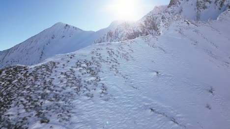 Die-Kamera-Fliegt-Auf-Einen-Großen-Schneebedeckten-Weißen-Berg