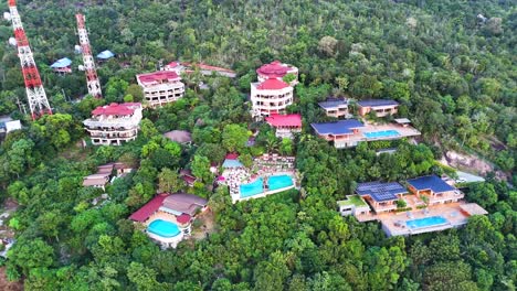 Edificios-De-Complejos-Turísticos-Tropicales-Rodeados-De-Bosques-Selváticos,-Vista-Aérea