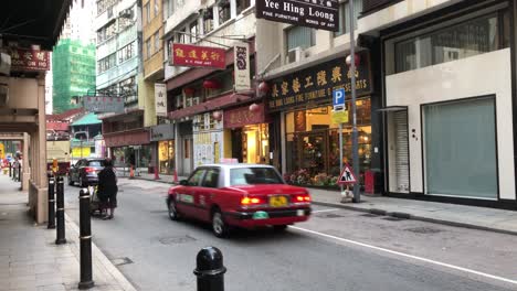 Un-Anciano-Rueda-Un-Carro-A-Lo-Largo-De-La-Carretera-En-El-área-De-Sheung-Wan-En-La-Isla-De-Hong-Kong